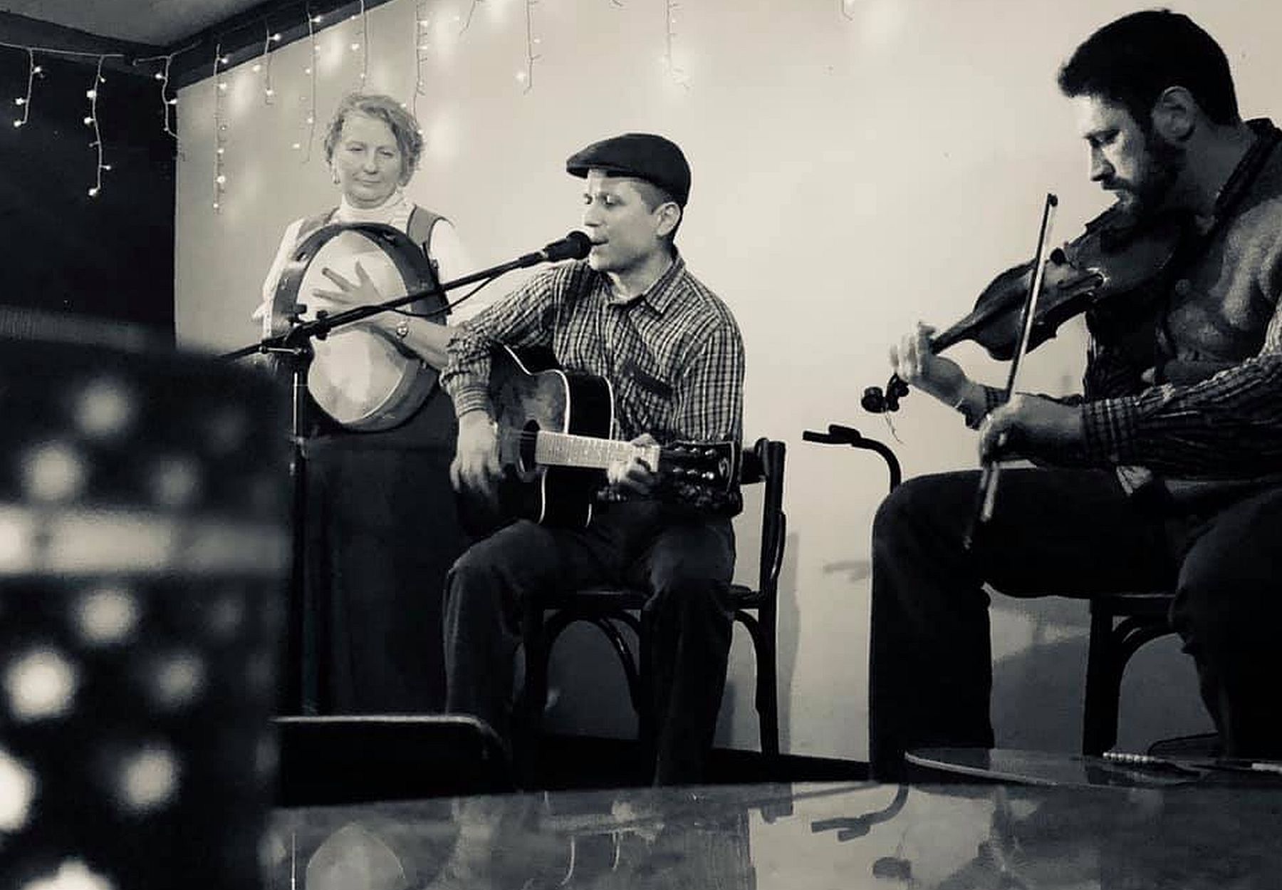 A Holdkő ír népzenei együttes játszik szombaton a Petz Sörözőben